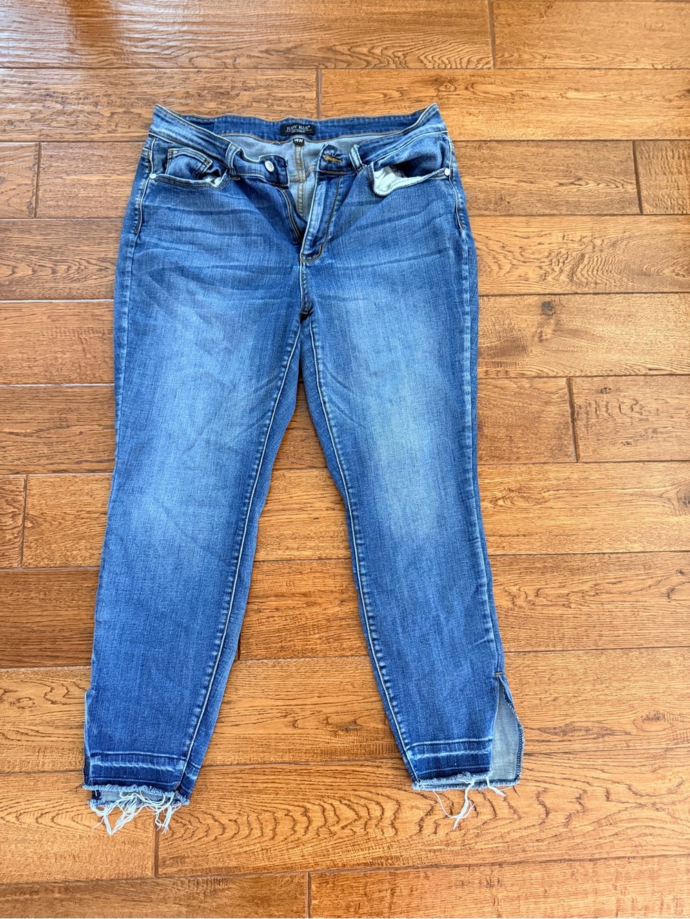 Judy Blue Medium Blue Cropped Ankle Jeans